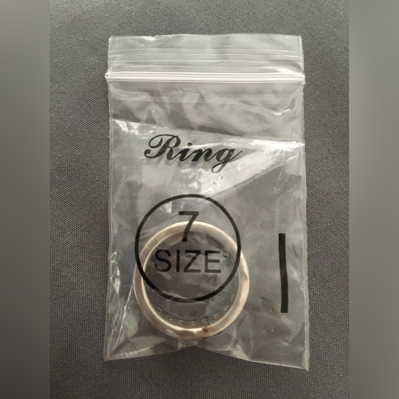 Beautiful rectangular cubic zirconia stones all the way around, with box, size 7 - Picture 8 of 8